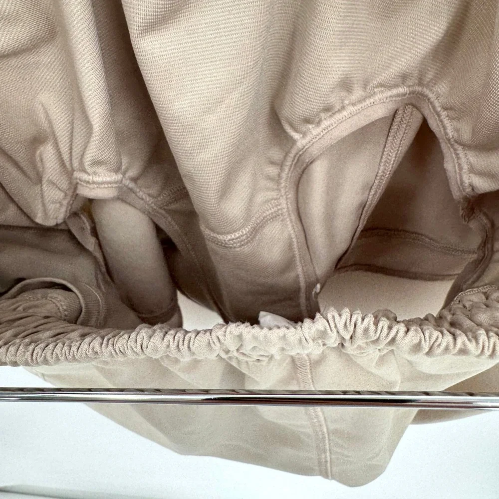 Lululemon Hotty Hot High-Rise Lined Shorts 2.5" Tan Beige Athletic Womens 6 - Picture 8 of 9